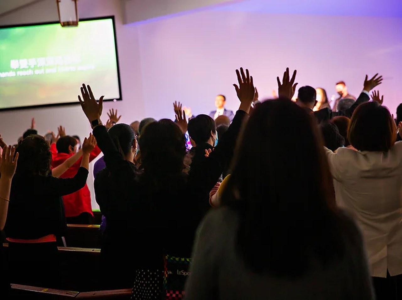 國際動力福音教會主日崇拜，會眾舉手敬拜