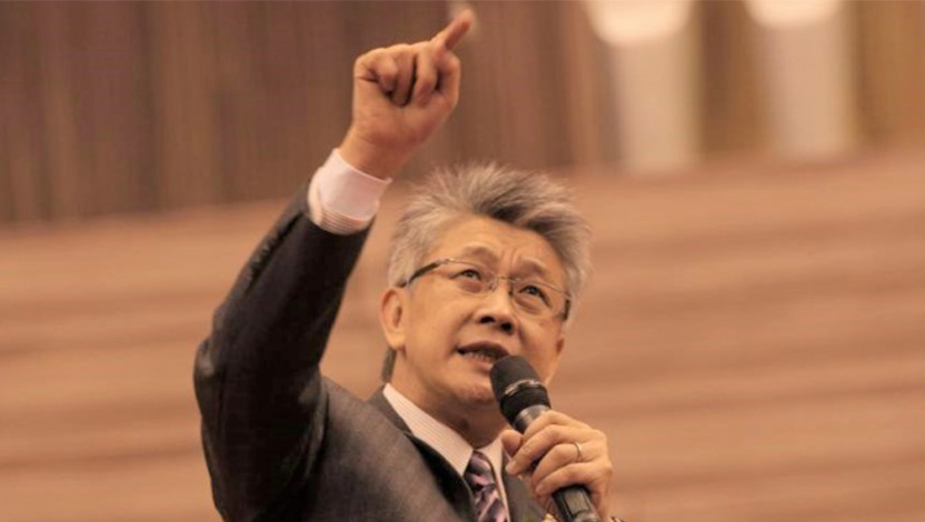 寇紹恩牧師於講台