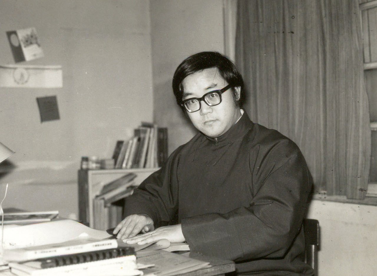 林治平年輕時在書房的照片