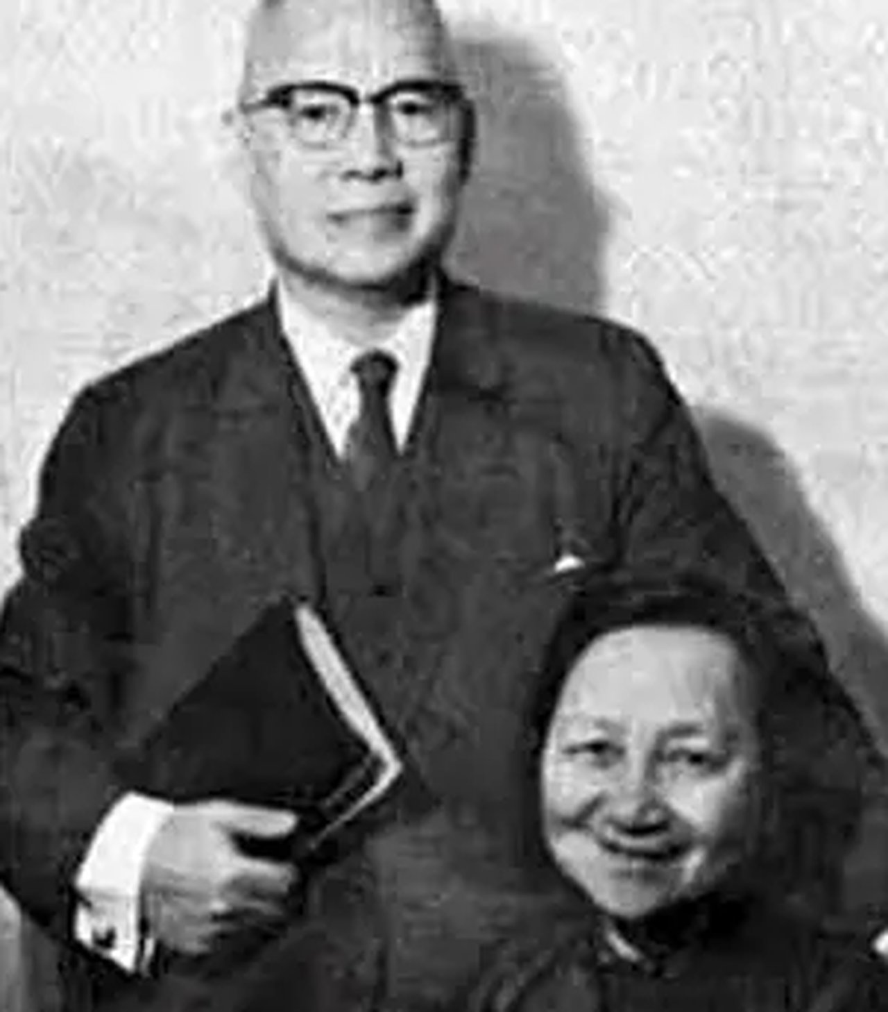 王載夫婦合影