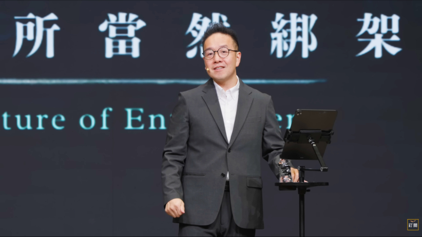 張光偉牧師西裝講道照