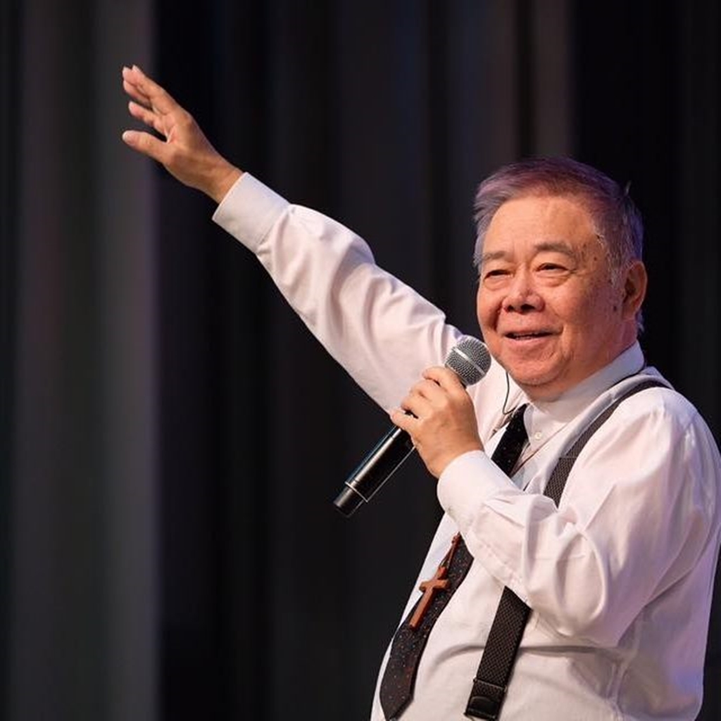 張茂松牧師講道半身照